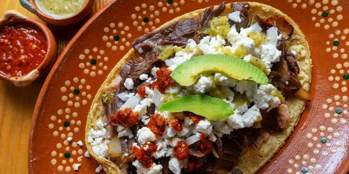 Huaraches patrios: sabor mexicano en casa para celebrar con estilo.
