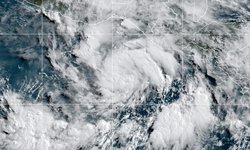 Huracán Erick se intensifica a tormenta de categoría 2 mientras se acerca a costa de México
