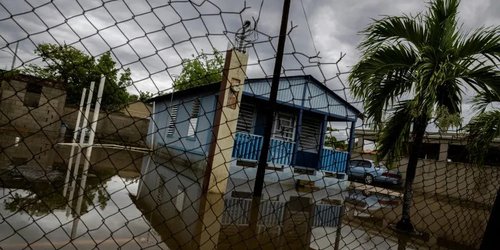 El huracán Erin se debilita pero aún amenaza la costa este de EEUU