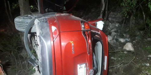 Mujer salva la vida al caer con su camioneta a profundo barranco en carr. 70 Rioverde-SLP