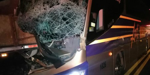 Autobús choca con trailer en Rayón: Dos heridos