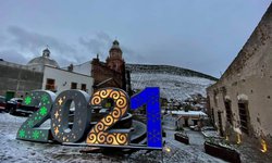 Real de Catorce despide el 2021 con una ligera nevada.