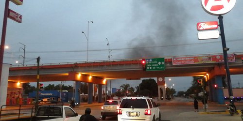 Incendio de llantas y plásticos atrás del Hospital General