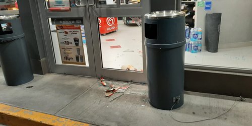 No le vendieron cerveza en Oxxo de Bulevar Universitario y quebró cristal de la puerta