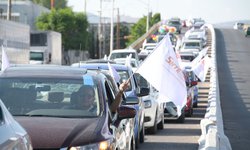 Maestros realizan caravana vehicular por Día del Trabajo