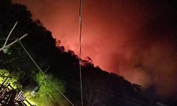 Piden auxilio para detener el gran incendio de La Loma