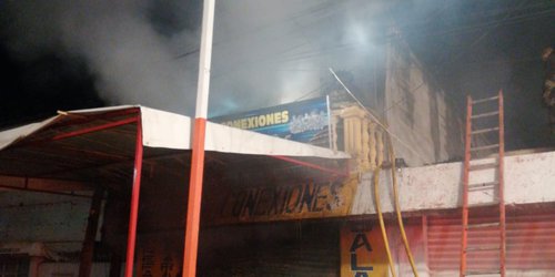 Se incendia refaccionaria del Bulevar CJB