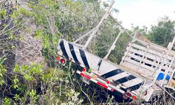 Muere conductor de camioneta al salir y chocar en la supercarretera SLP-Rioverde