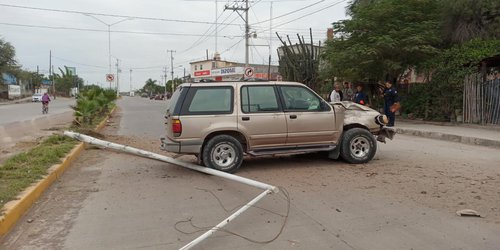 Conductor de camioneta choca y derriba luminaria del bulevar Bicentenario