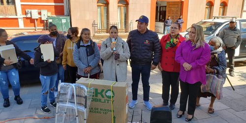 Entregan cuatro sillas de ruedas y andador el DIF y Municipio