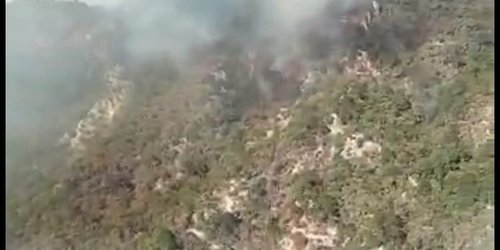 Sobrevuelan incendio de la sierra: Aún activo pero controlado un 50%