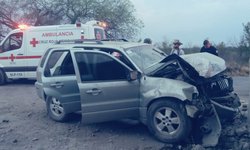 Camioneta se impactó contra domicilio a un lado de la carretera al Capulín