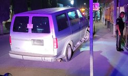 Chocan camioneta y la abandonan, sobre calle Morelos