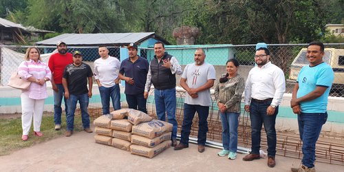 Alcalde Urbiola entregó material para la capilla de Alamitos