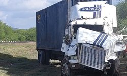 Tráiler salió del camino y volcó en la supercarretera Cerritos