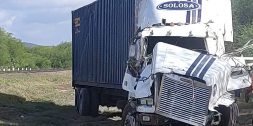 Tráiler salió del camino y volcó en la supercarretera Cerritos