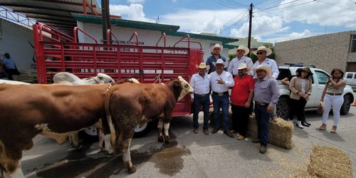 Alcalde Urbiola y el Gobernador Gallardo apoyaron con tres sementales a la Ganadera