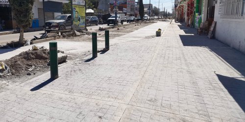 Piden ciudadanos no permitir invadir banquetas en calle Morelos rehabilitada