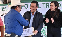 Entregan 30 tractores en el Altiplano en apoyo a campesinos