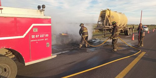 Se incendia dolly de tráiler cementero en la supercarretera Rioverde-Cerritos