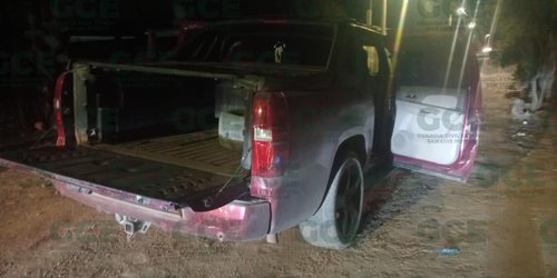 Aseguran camioneta abandonada por presuntos miembros de la delincuencia