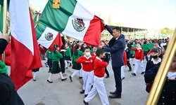 Ricardo Gallardo toma juramento a la Bandera a estudiantes de primaria