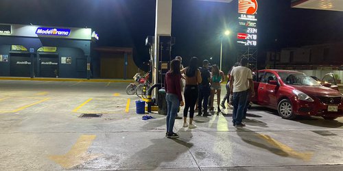Hieren a balazos a despachadora de gasolinera del Refugio