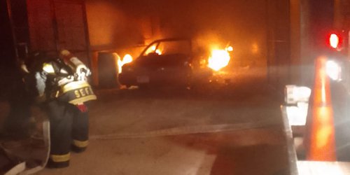 Reportan incendio de vehículo en calle SARH de Cd Fernández