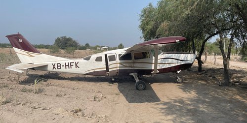 Aterriza de emergencia una avioneta en surcos de parcela en CdFdz