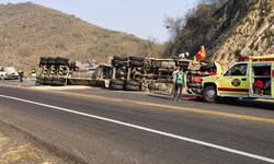 Trailero grave, al chocar contra el cerro bajando la Super por Rayón