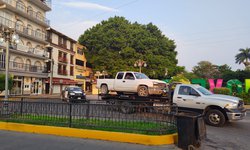 Abandonan camioneta en la plaza con uno o más cadáveres maniatados