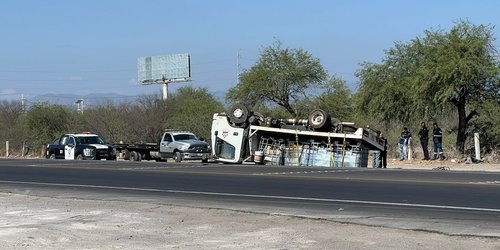 Volcó camión frente a gasolinera Paraíso, sobre la Supercarretera