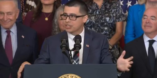 Migrante potosino habla ante el Presidente Biden en presentación de programa DACA
