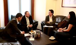 Gobierno estatal y representantes japoneses dialogando sobre impuesto ambiental