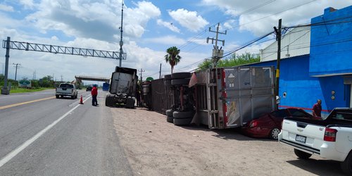 Caja de tráiler aplastó dos vehículos por la colonia Ilusión