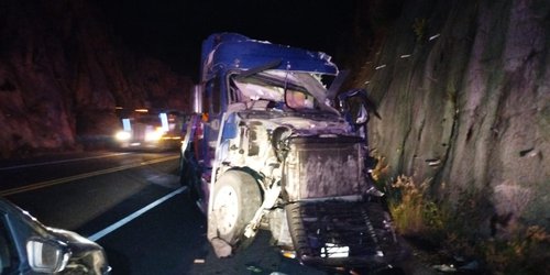 Choca tráiler contra cerro en bajada de Supercarretera Rayón