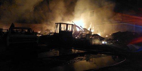 Cuerpos de emergencia atienden incendio de taller mecánico