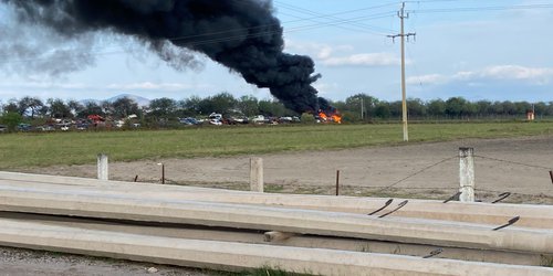 Se incendia Gruas Rioverde, a un lado de la supercarretera