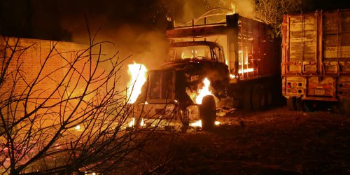 Incendio en Quezada quema camión torton