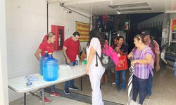 Regalan agua en puntos estratégicos de Ciudad Valles para evitar golpes de calor