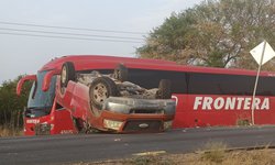 Volcó camioneta sobre carretera 70 a la altura de Adjuntas