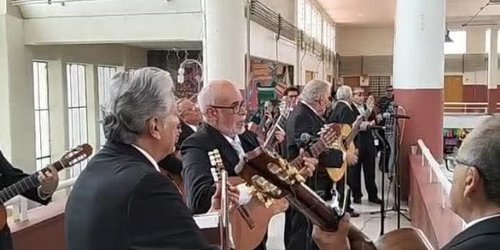 Mercado Hidalgo festejó en grande a los papás con música, rifas y regalos