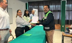 Director de Sasar recibe certificado de competencia laboral del ICAT