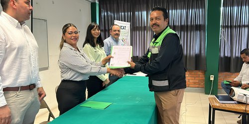 Director de Sasar recibe certificado de competencia laboral del ICAT