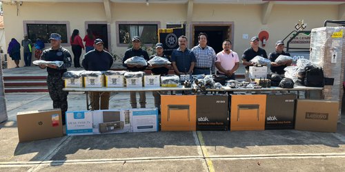 Alcalde entrega uniformes y equipo táctico a policía de Santa Catarina