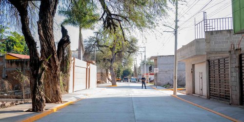 Pavimentan vialidad en la colonia El Altillo de Ciudad Fernández