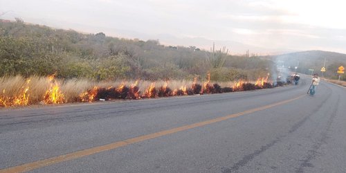 Realizan quema controlada en tramo carretero Quelital–San Rafael