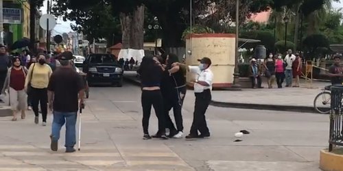 Atacan entre dos a mujer policía en plaza principal