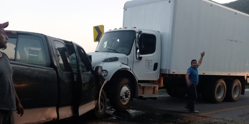 Cinco heridos graves en choque sobre carretera 70, por El Charco