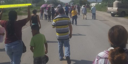 Ciudadanos blooquean carretera de Cárdenas, por falta de agua